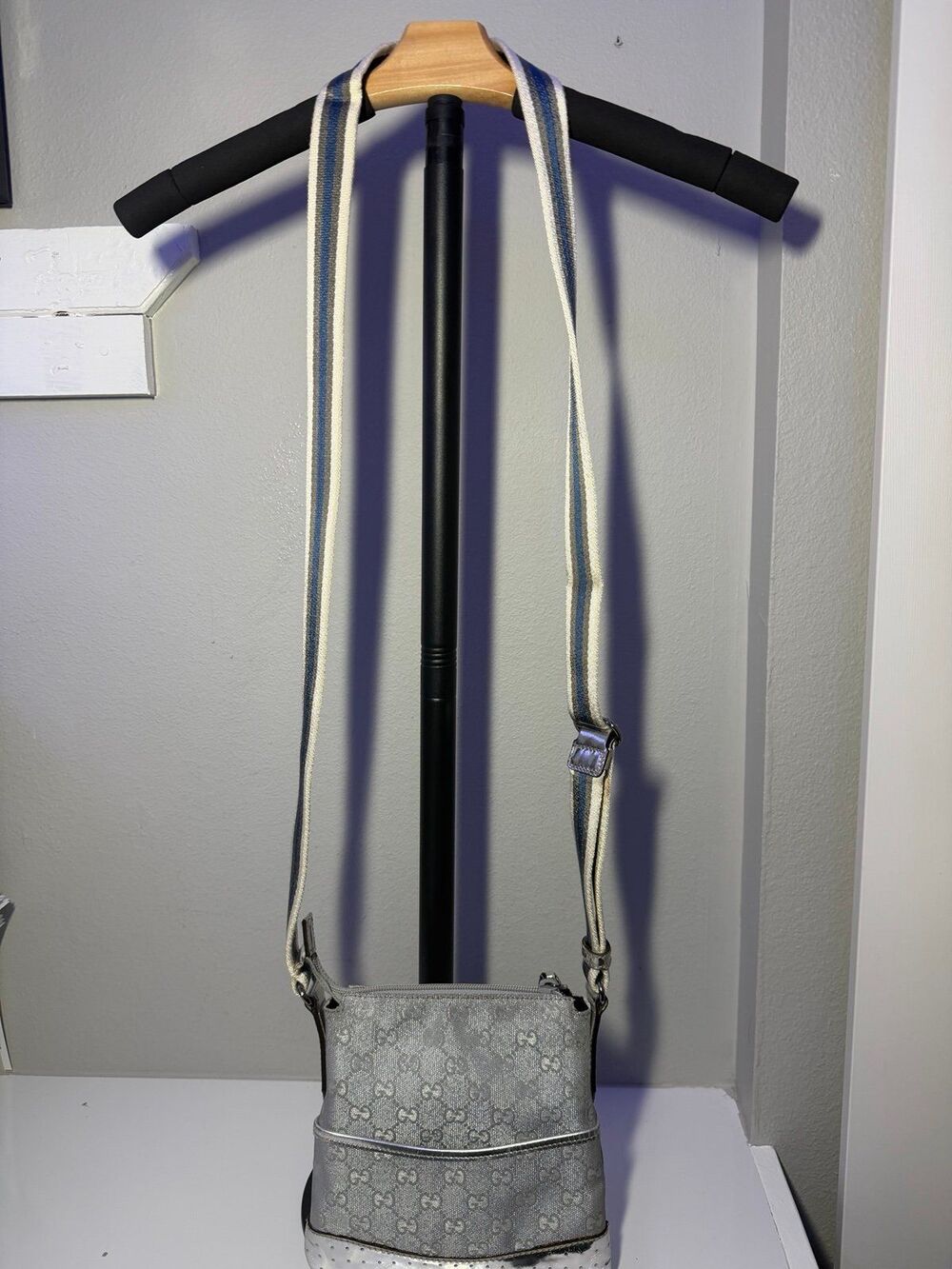 Silver Gucci crossbody with adjustable strap for a shoulder bag w COA & Dust Bag